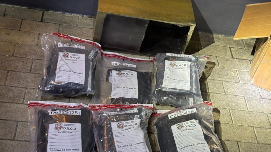 Incautan 13 paquetes de presunta marihuana camuflados en cada de metal en AILA