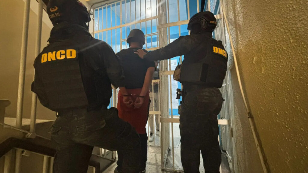 DNCD arresta hombre llegó deportado de EE.UU por vinculación decomiso 201 paquetes de presunta cocaína