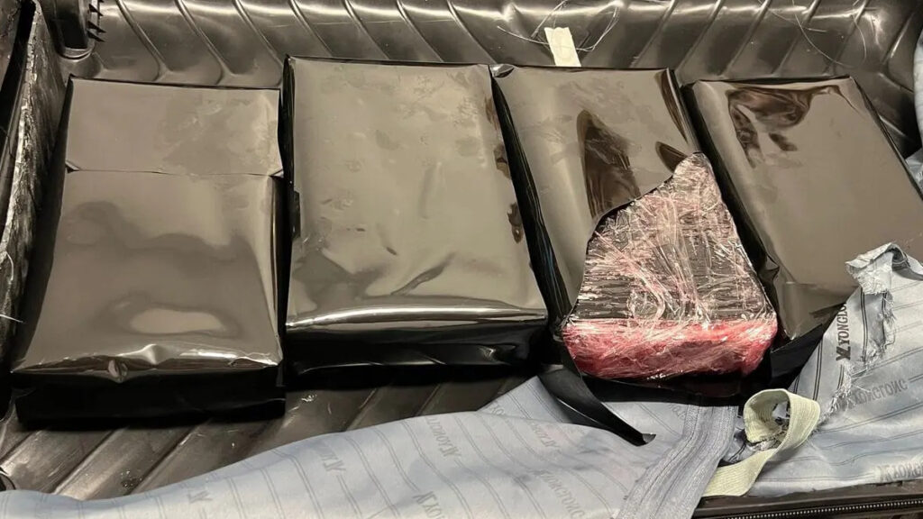 Detienen en el AILA mujer viajaría a Madrid con cuatro paquetes de presunta cocaína