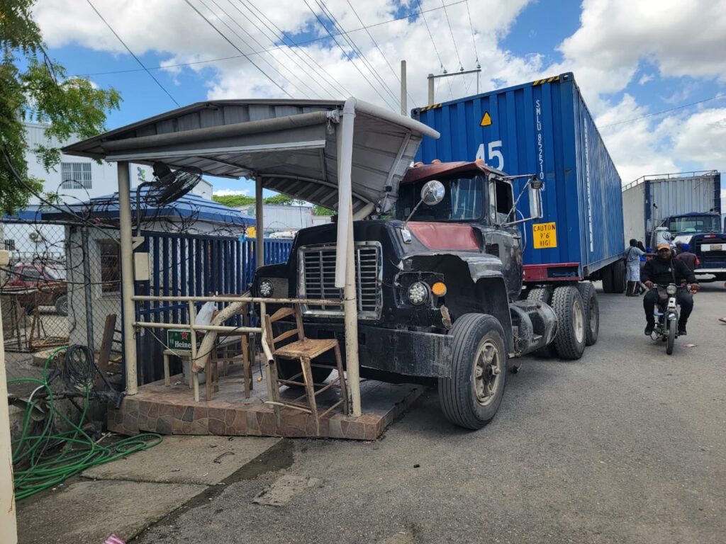 Camión impacta en garita de vigilancia del CESFRONT en puente fronterizo de Dajabón