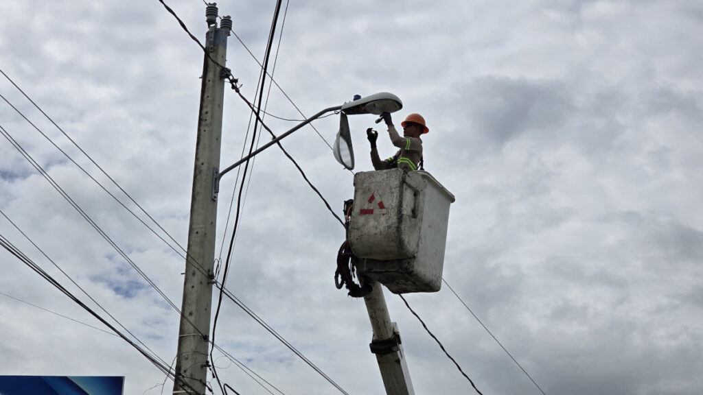 EDENORTE mejora iluminación con la reparación de lámparas en toda la región norte y noroeste