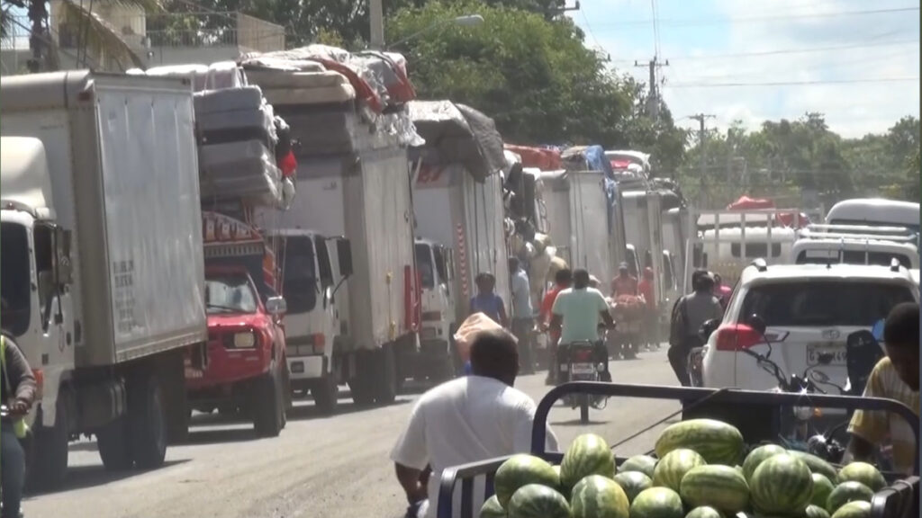 Migración anuncia reducción de tarifa por cruce fronterizo de vehículos hacia mercados binacionales