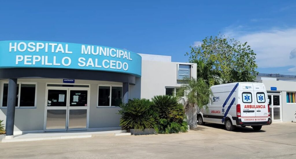 Usuarios Hospital Municipal Pepillo Salcedo hacen llamado a las autoridades por falta de personal médico