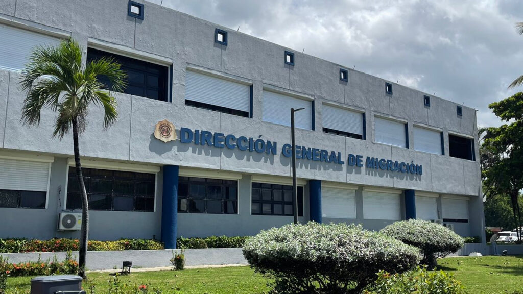 Migración elimina pagos en efectivo para servicios migratorios a partir del 1 de junio próximo
