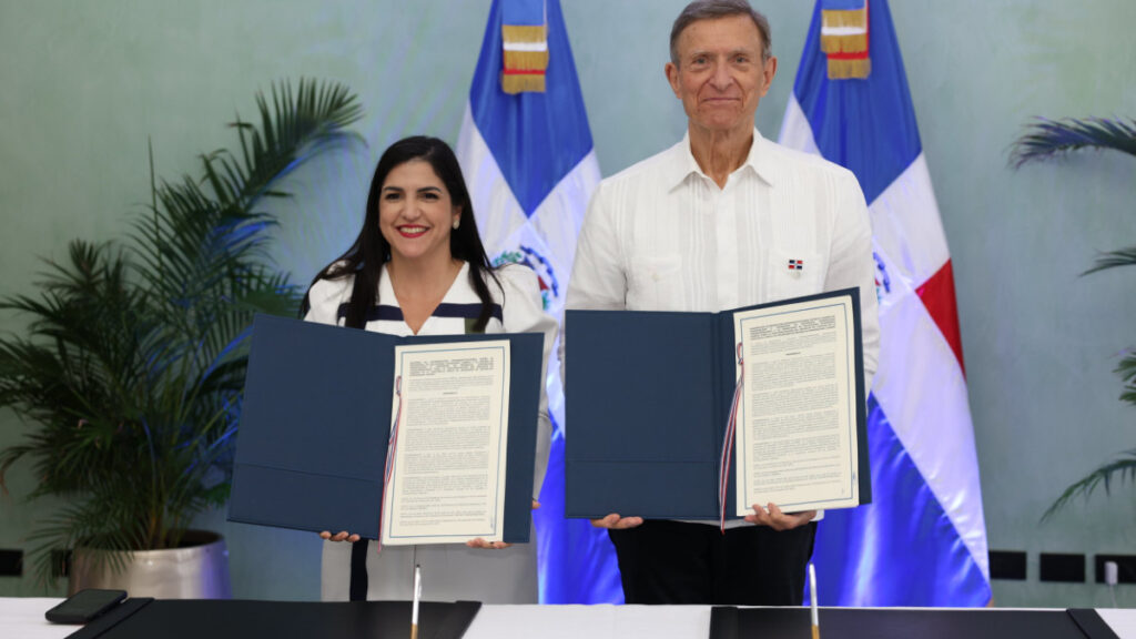 Firman acuerdo para fortalecer procesos de visados y residencia de extranjeros por inversión y negocios