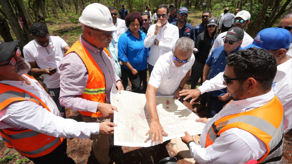 Gobierno supervisa labores de exploración de tierras raras en Pedernales