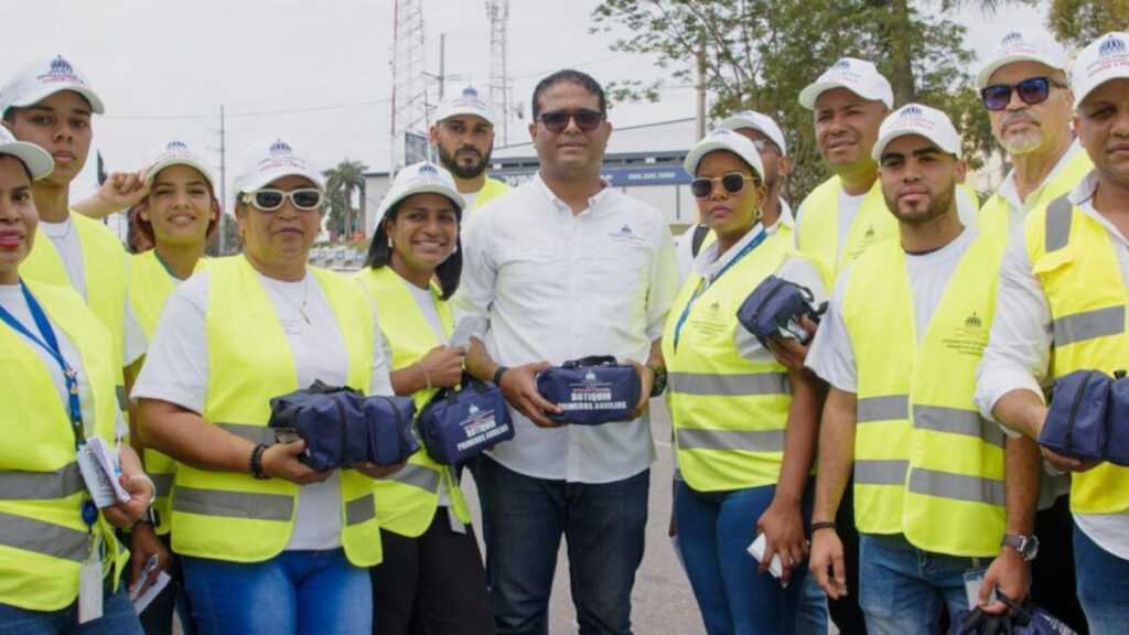 Interior y Policía entrega botiquines y orienta por una Semana Santa Segura