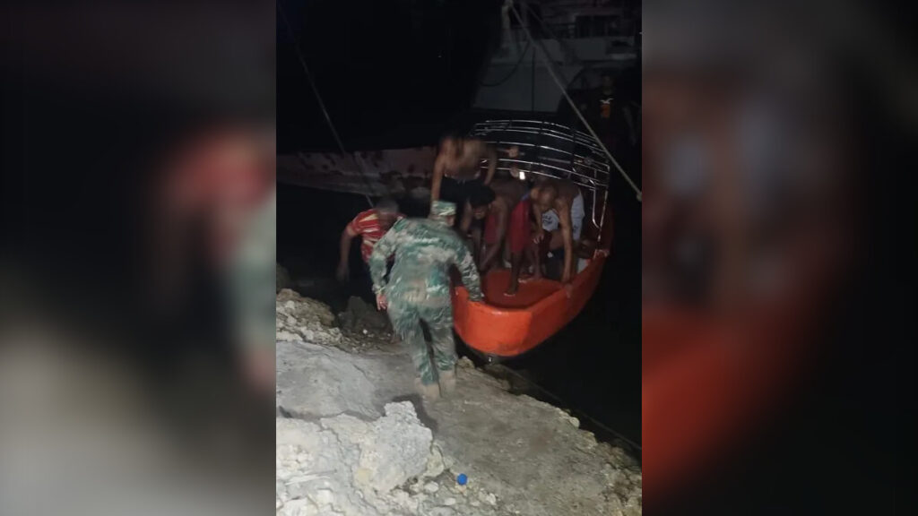 Salvan vida de 16 tripulantes tras naufragio de embarcación pesquera en María Trinidad Sánchez