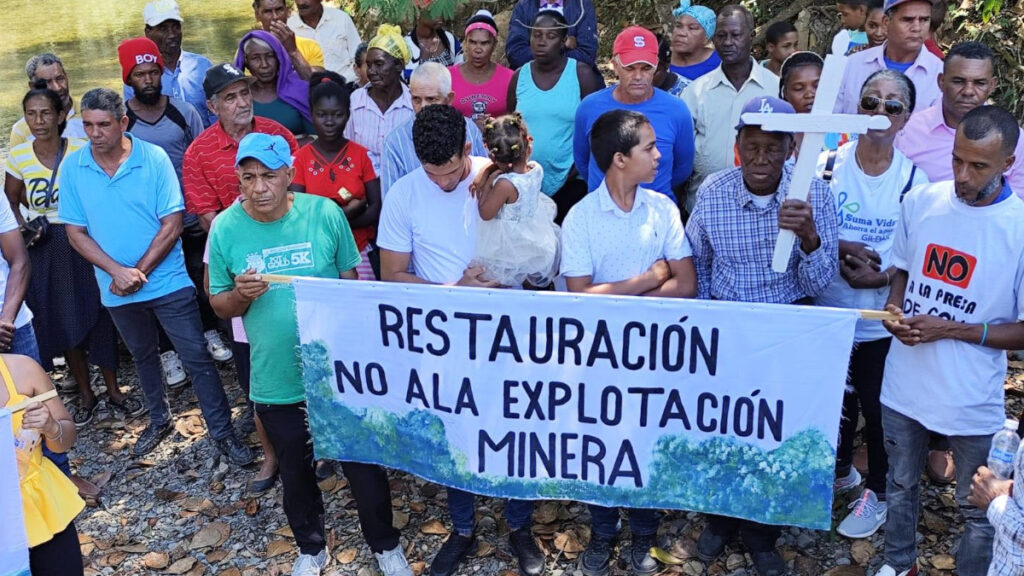 Realizan viacrucis en Las Rosas y concentración en defensa del agua; demandan salida de la UNIGOLD