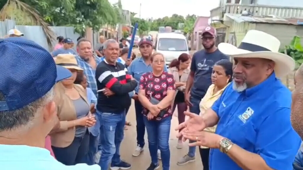 Alcalde Santiago Riverón se reúne con residentes de Bella Vista en Dajabón para abordar problemática de inundaciones