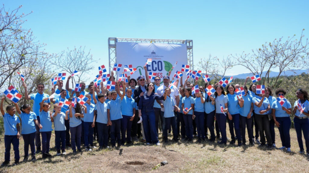Presidente y Primera Dama encabezan siembra de 3,200 plantas endémicas para reordenamiento de cuenca río Yaque del Norte
