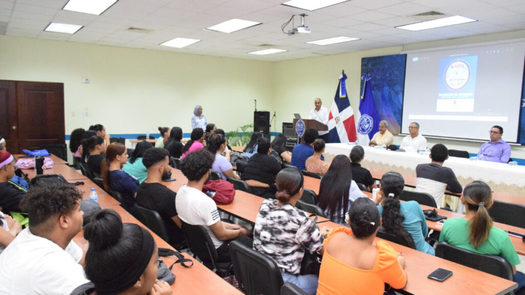UASD Recinto Santiago inaugura exposición por aniversario gesta de abril de 1965