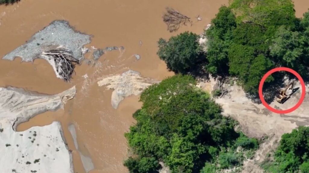 Autoridades y camioneros acuerdan medidas para detener la extracción ilegal de arena en ríos de Montecristi