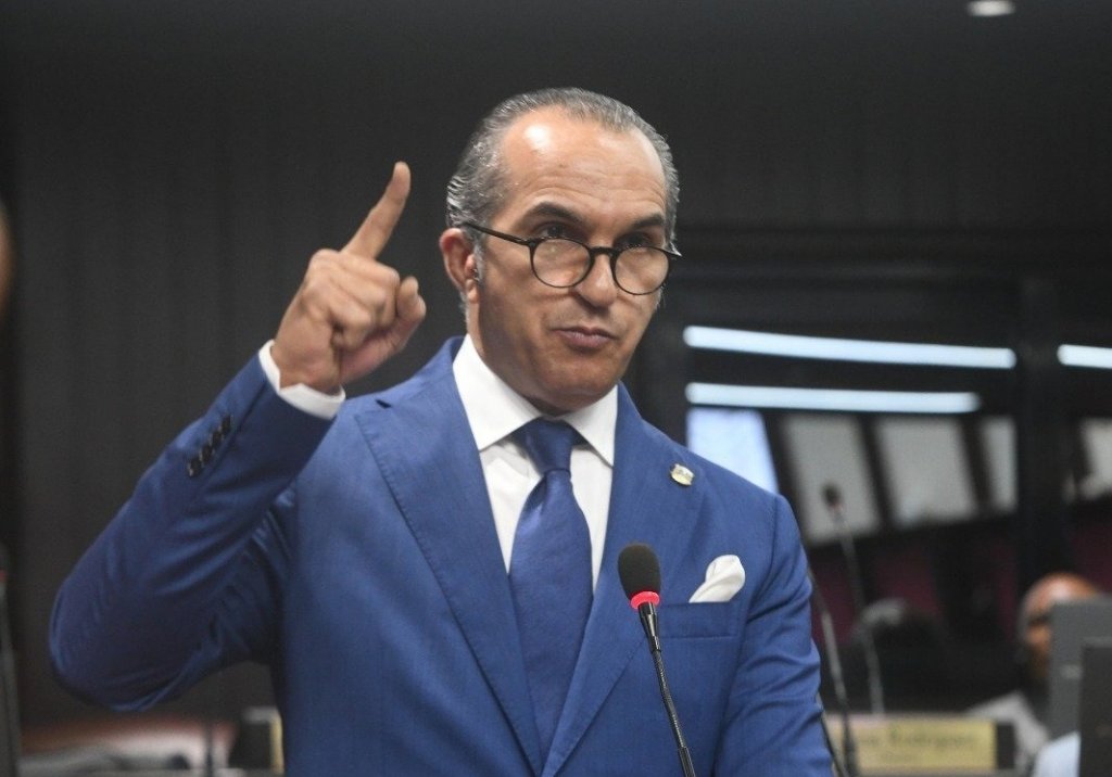 Diputado “Gory” Moya se querella contra comunicador Alfredo De la Cruz