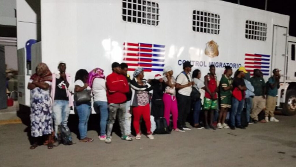 Armada detiene a 27 haitianos en situación migratoria irregular y retiene vehículo en Montecristi