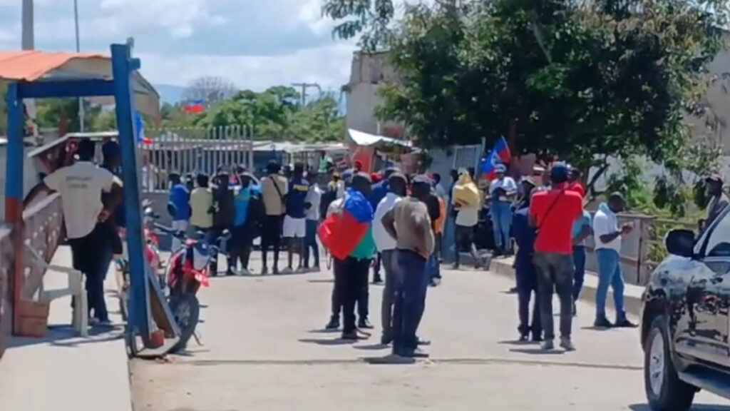 Autoridades haitianas colocan puerta fronteriza había sido retirada por los comerciantes y camioneros