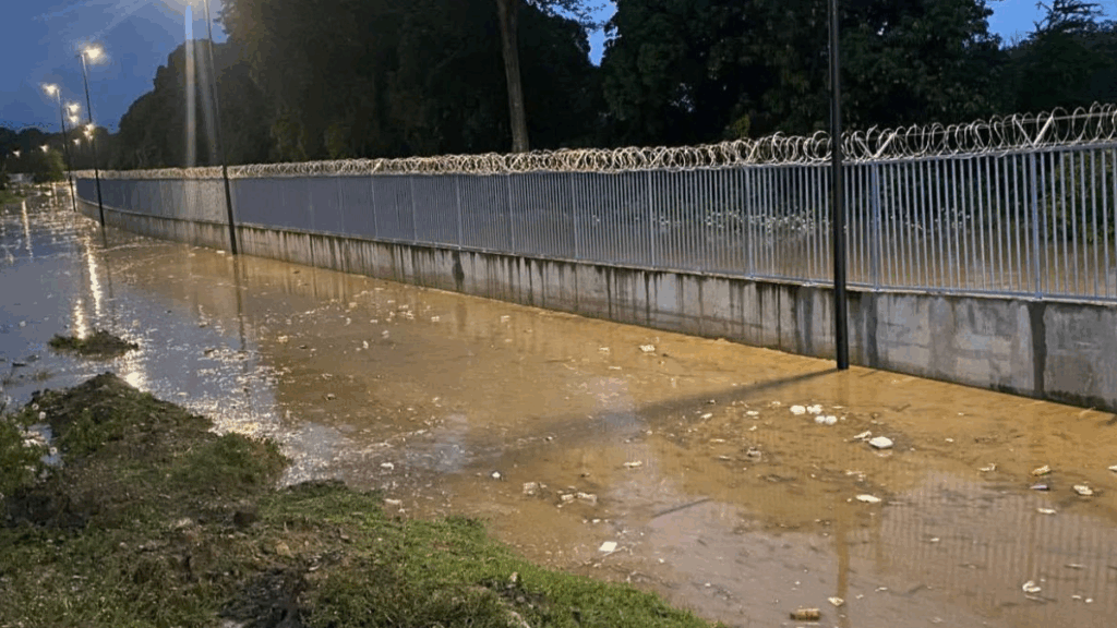 Colapsa parte del puente viejo entre RD y Haití por Dajabón debido a crecida del río Masacre
