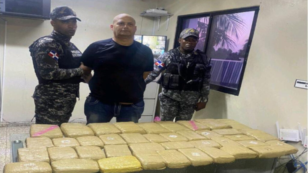 Patrulla PN retiene vehiculo y ocupa 40 paquetes de presunta Marihuana; apresa chofer en DN