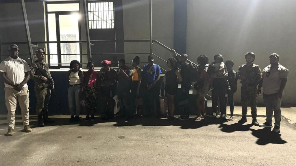 Detienen 12 inmigrantes haitianos indocumentados en autobús de transporte público en Dajabón