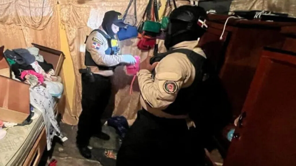 Apresan 10 personas con drogas y armas en allanamientos en Dajabón y Montecristi