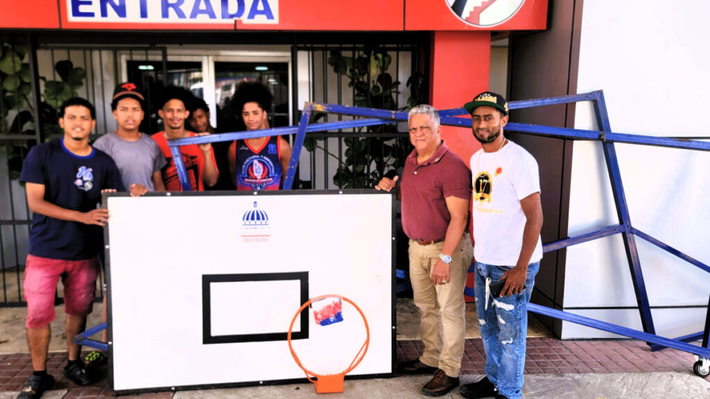 Director provincial de deportes entrega tableros y sus soportes a liga barrial de baloncesto El Pin