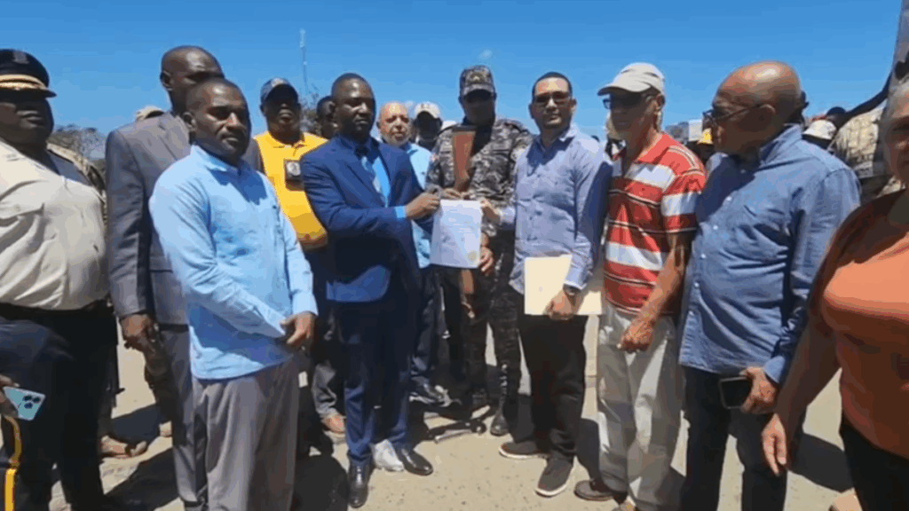 Autoridades haitianas entregan escopeta recuperada luego de ser hurtada de residencia en Dajabón