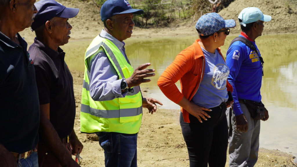 Indrhi asiste a ganaderos y agricultores en Las Mulas de Las Matas de Farfán para mitigar sequías