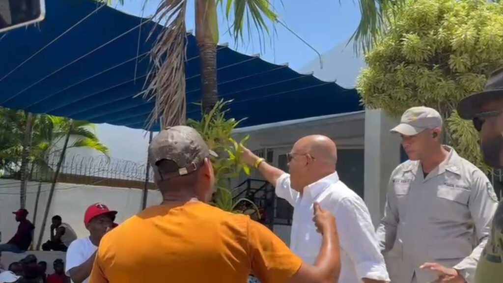 Grupos nacionalistas irrumpen con protesta en embajada haitiana en Santiago de los Caballeros