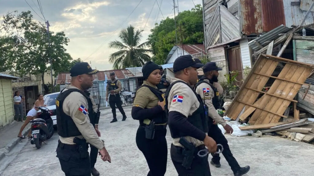 Capturan a alias “oreja” uno de los más buscados en montecristi; le ocupan drogas y una pistola