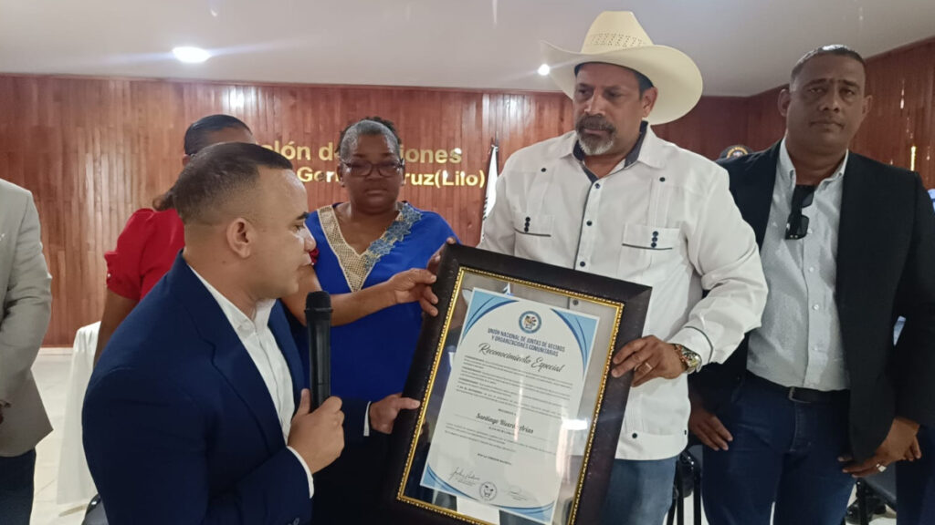 Unión Nacional de Juntas de Vecinos y Organizaciones Comunitarias reconocen al Alcalde de Dajabón por defensa de territorio
