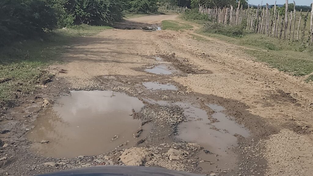 Habitantes de Laja Campeche en Dajabón exigen la construcción de su carretera, en mal estado desde hace más de 40 años
