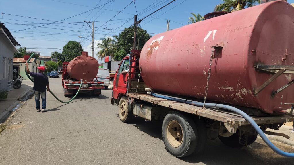 INAPA distribuye agua en camiones cisterna tras fuerte avería en acueducto de Dajabón