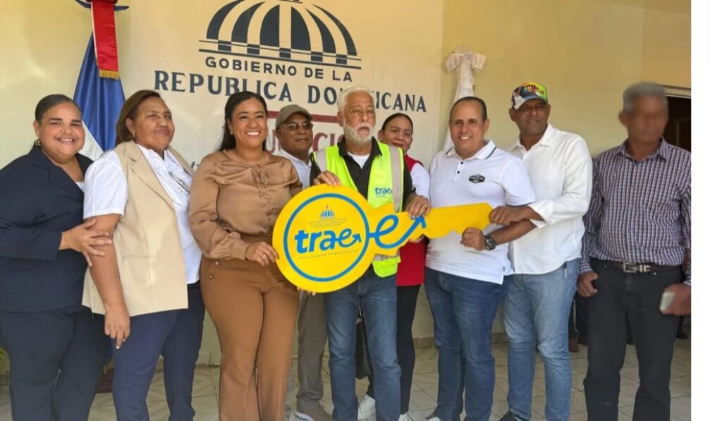 Ministerio de Educación fortalece transporte escolar en Montecristi con 20 nuevos autobuses del sistema TRAE