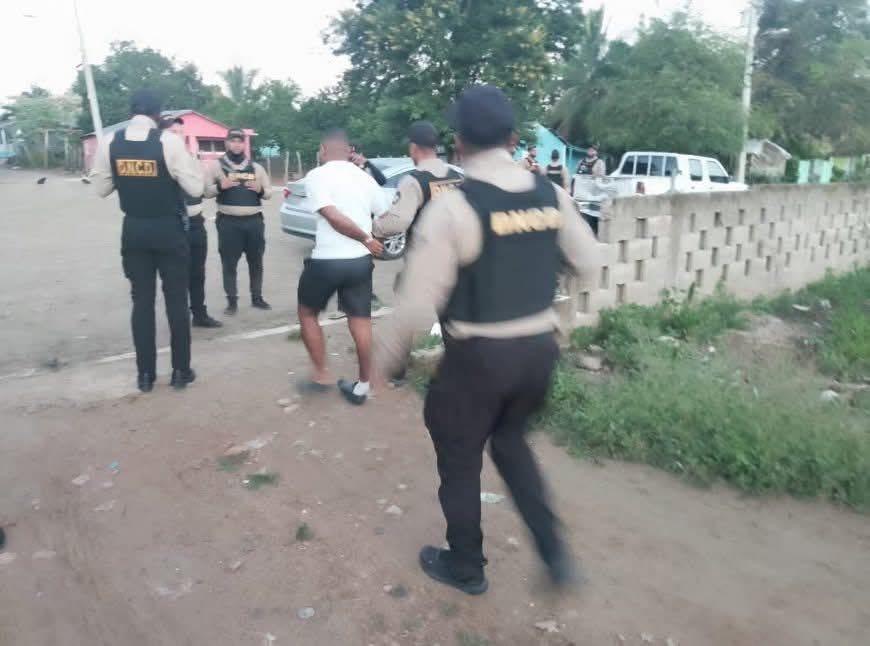 Capturan a presunto comerciante de dr0g4s en Loma de Cabrera; encuentran sustancias