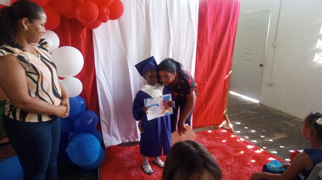 Escuela Rayito de Luz celebra emotiva graduación en Manzanillo