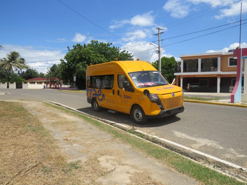 Ministerio de Educación entregará pequeño autobús escolar en Manzanillo y Pepillo Salcedo, Montecristi