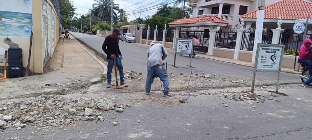 Alcaldía Municipal inicia reconstrucción de badenes en Dajabón