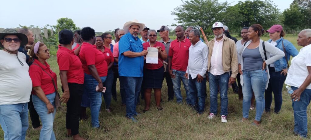 Alcaldía de Dajabón entrega cheque por valor de RD$300,000 pesos a la Unión de Juntas de Vecinos para adquisición de terreno