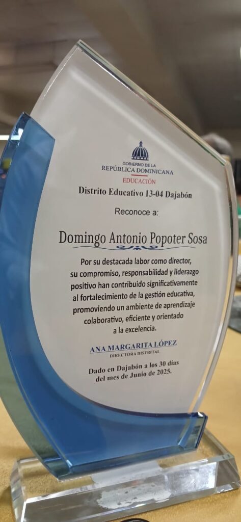 Distrito Educativo 13-04 de Dajabón reconoce a Domingo Popoter como director destacado en emotiva gala educativa