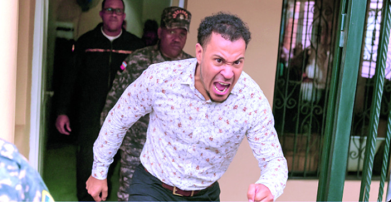 Hombre acusado atropellar a siete personas se muestra agresivo tras salida de tribunal