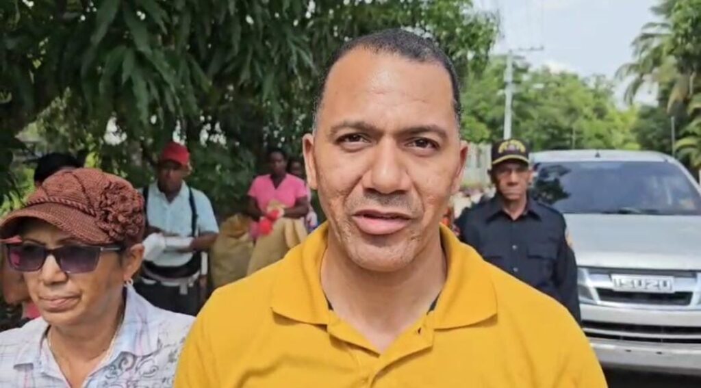Alcalde de Santiago de la Cruz Walfry Labour encabeza operativo de saneamiento de carreteras