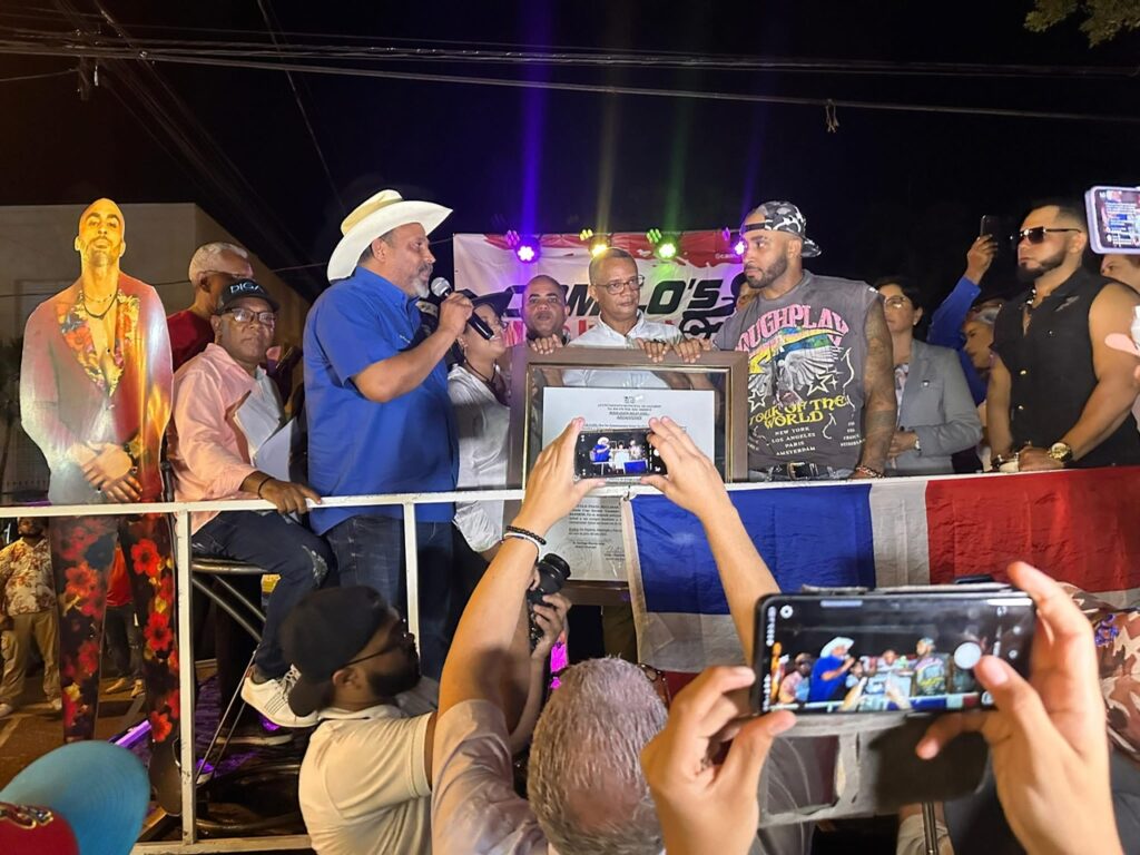 Dajabón recibe con júbilo a Carlos “Caramelo” Cruz, ganador de La Casa de los Famosos All Stars.