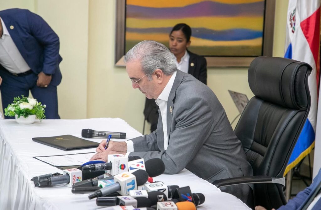 Presidente Abinader promulga nueva Ley de Contrataciones Públicas en un paso firme hacia la transparencia y la eficiencia estatal