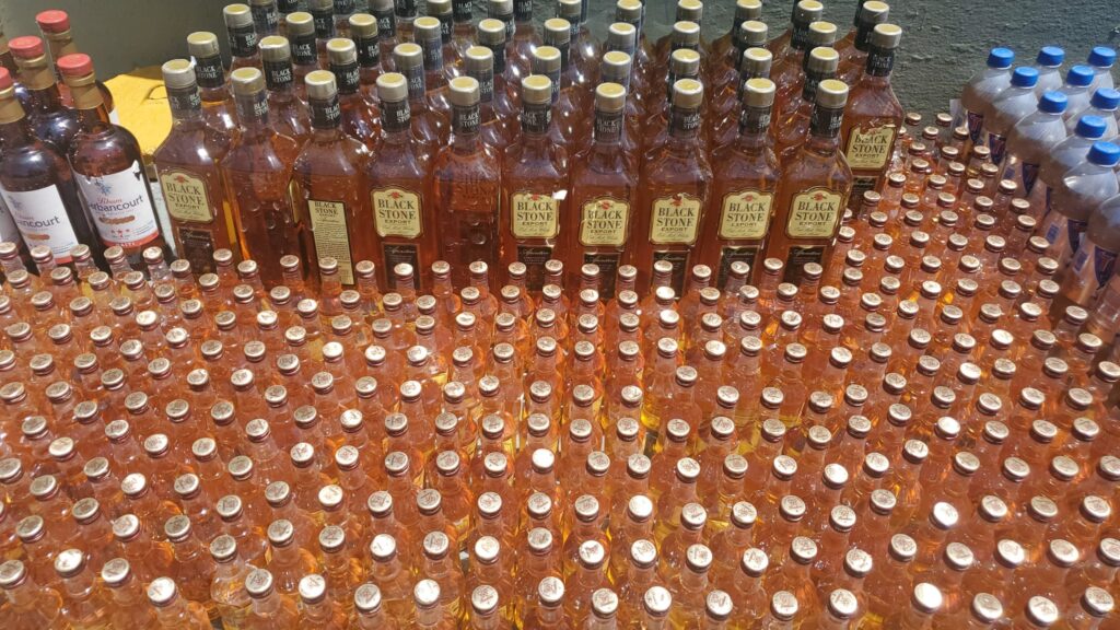 Ejército ocupa más de 600 botellas de ron de contrabando en Dajabón