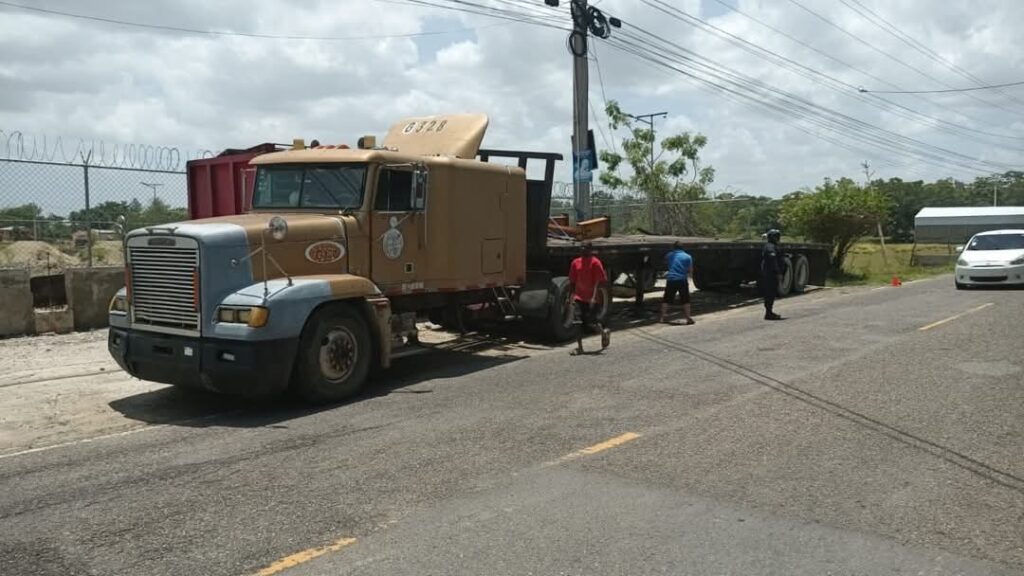 Ayuntamiento de Dajabón retira cola de patana mal estacionada que obstruía vía pública