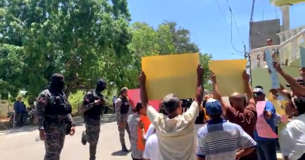 Video: Comunitarios protestan pacíficamente durante inauguración de oficina del Banco de Reservas por el presidente Abinader