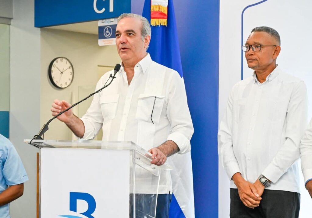 Luis Abinader pide renuncia a funcionarios con aspiraciones presidenciales durante inauguración de planta energética