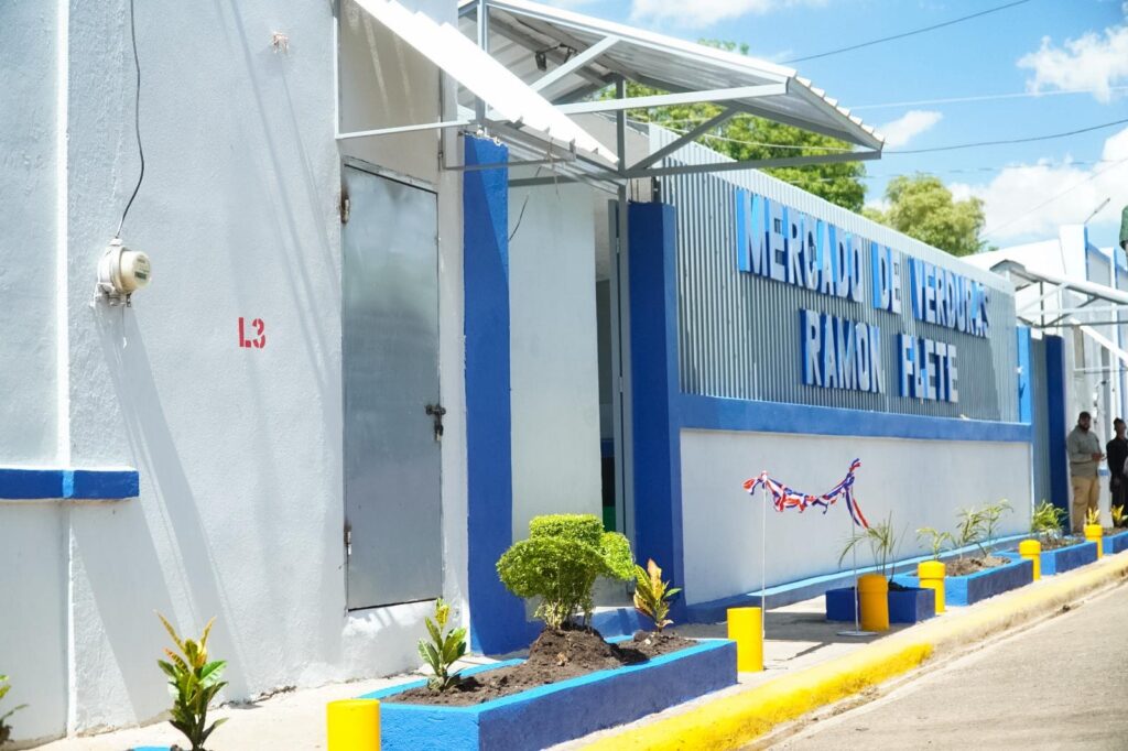 Ayuntamiento municipal y gobierno central inauguran y entregan mercado de las verduras Ramón Flete en Dajabón