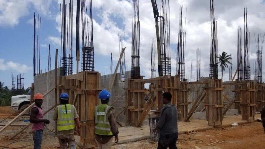Haitianos cargan el peso de la «obra gris» en la construcción