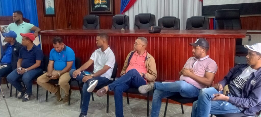 Reunión en Pepillo Salcedo para abordar problemática del agua en Manzanillo